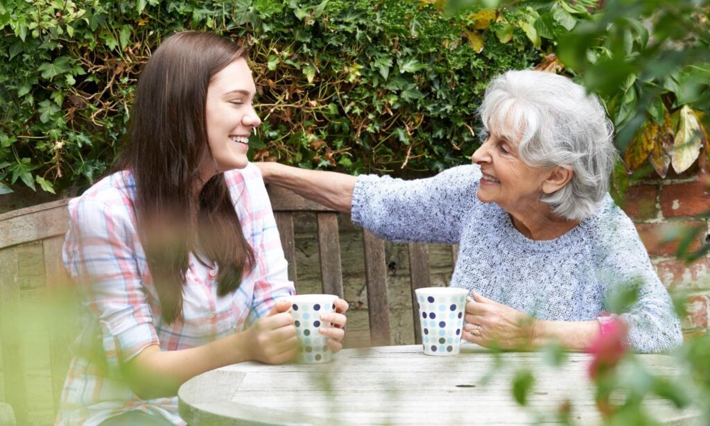 People discussing cataracts symptoms